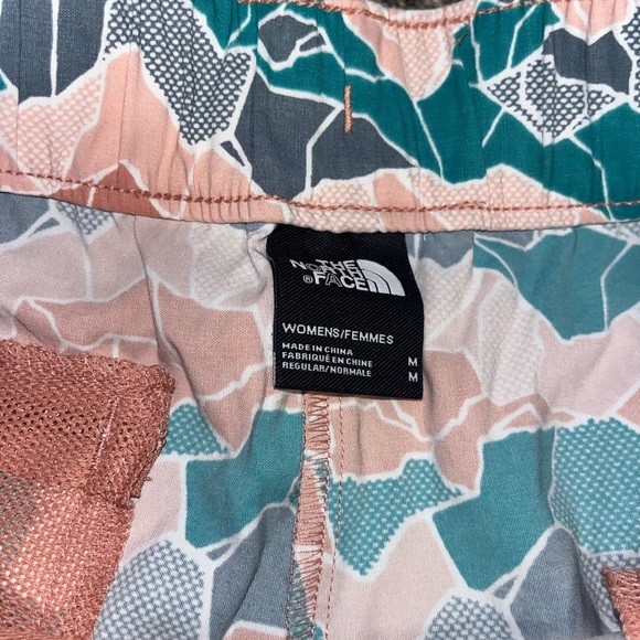 Women’s north face hiking shorts nwot colorful mountains - Picture 3 of 4